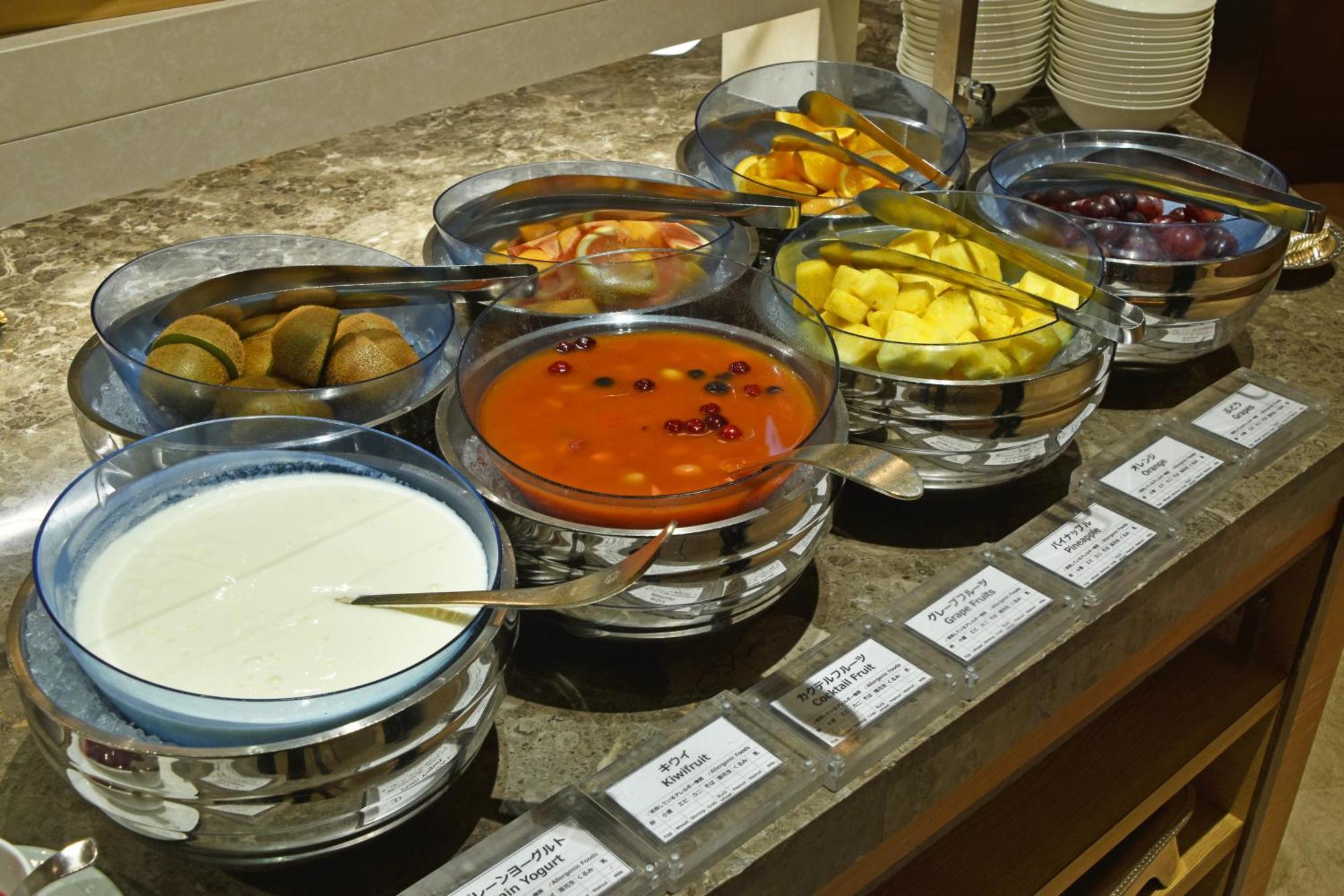 فندق أوكروا فوكوكا المظهر الخارجي الصورة A selection of fruit and yoghurt at a buffet