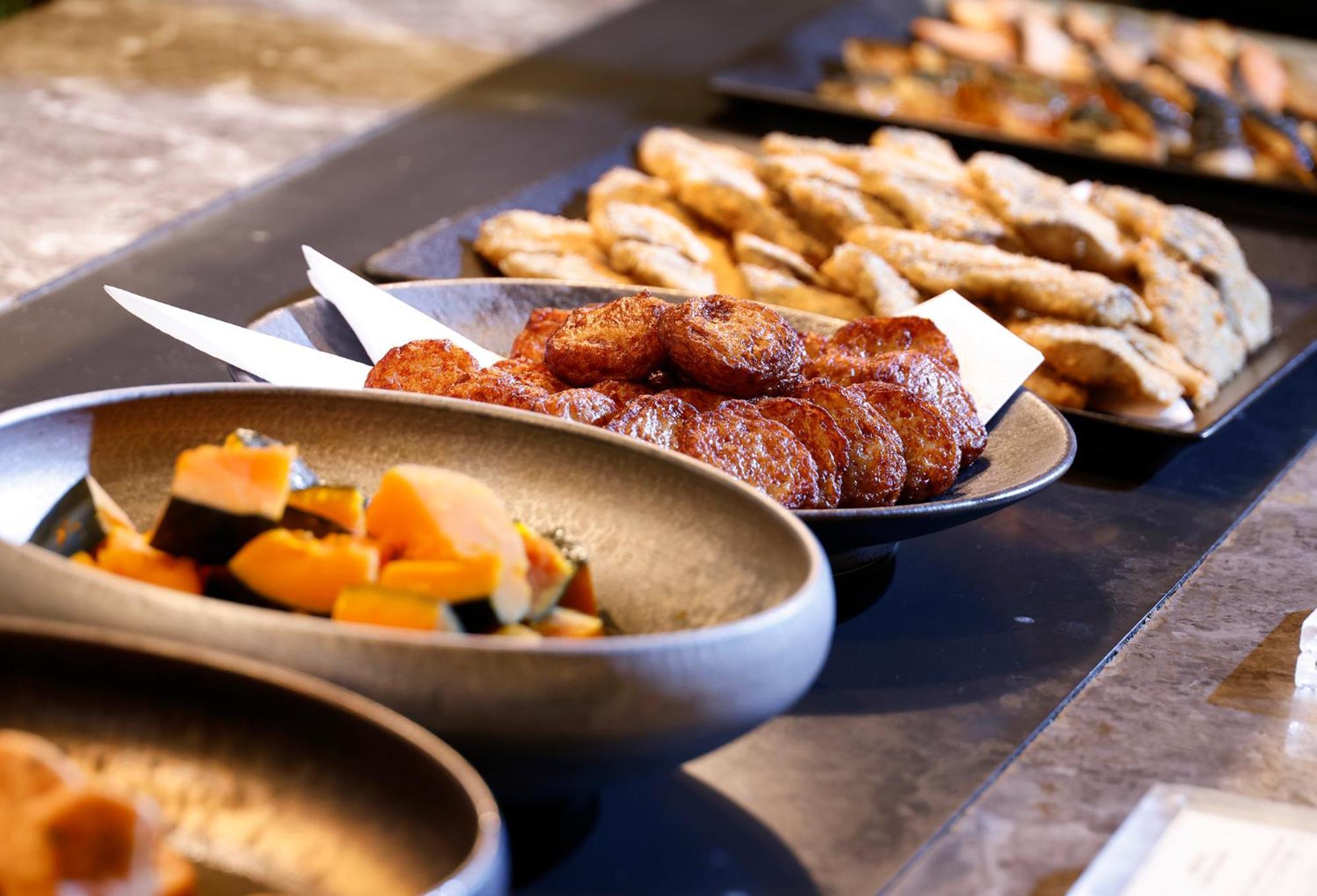 فندق أوكروا فوكوكا المظهر الخارجي الصورة A buffet at a hotel