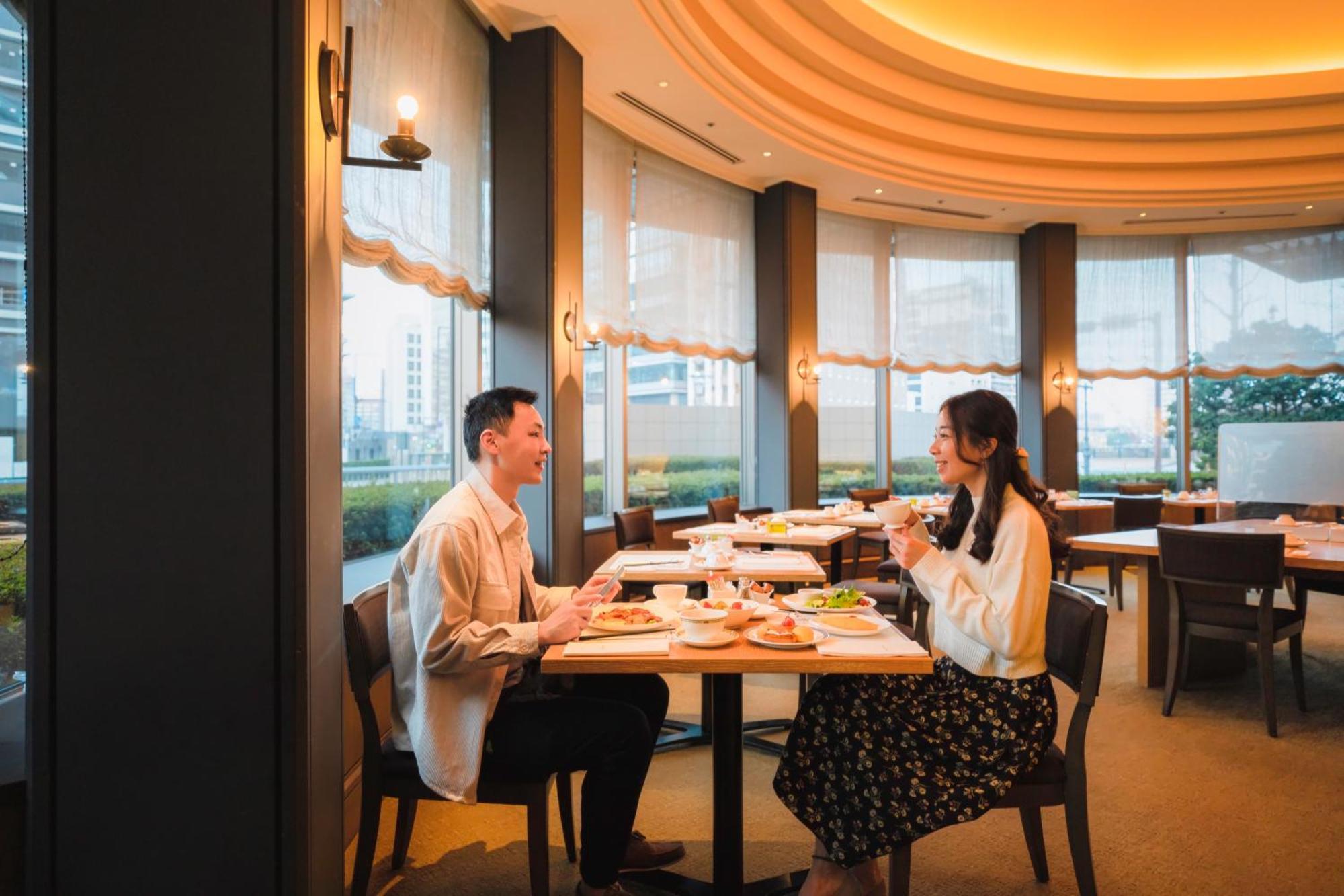 فندق أوكروا فوكوكا المظهر الخارجي الصورة A couple dining at a restaurant in Japan