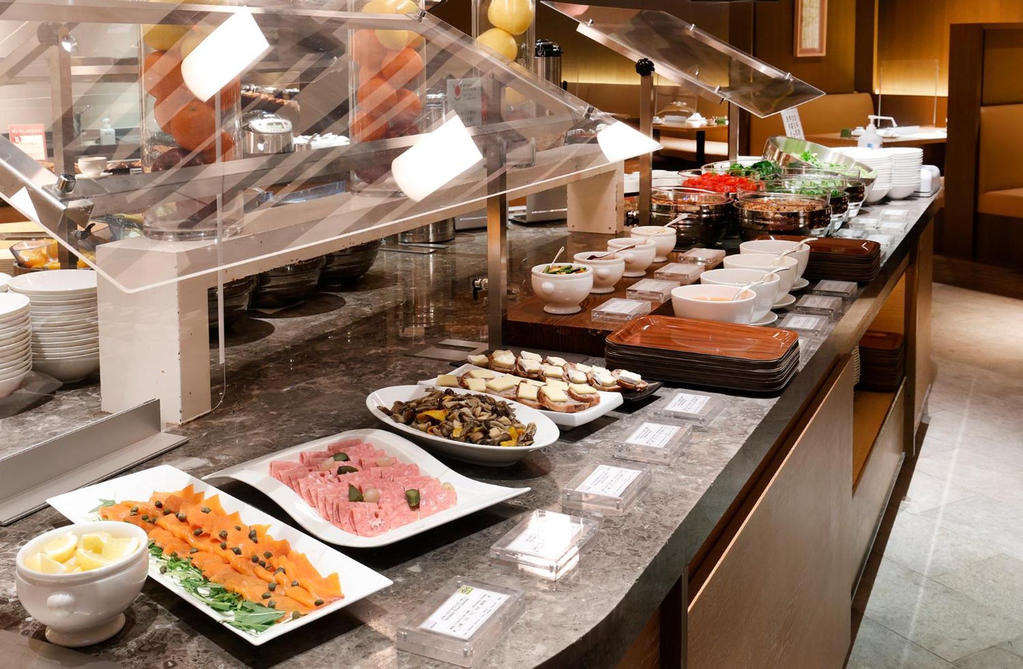 فندق أوكروا فوكوكا المظهر الخارجي الصورة A buffet at a hotel