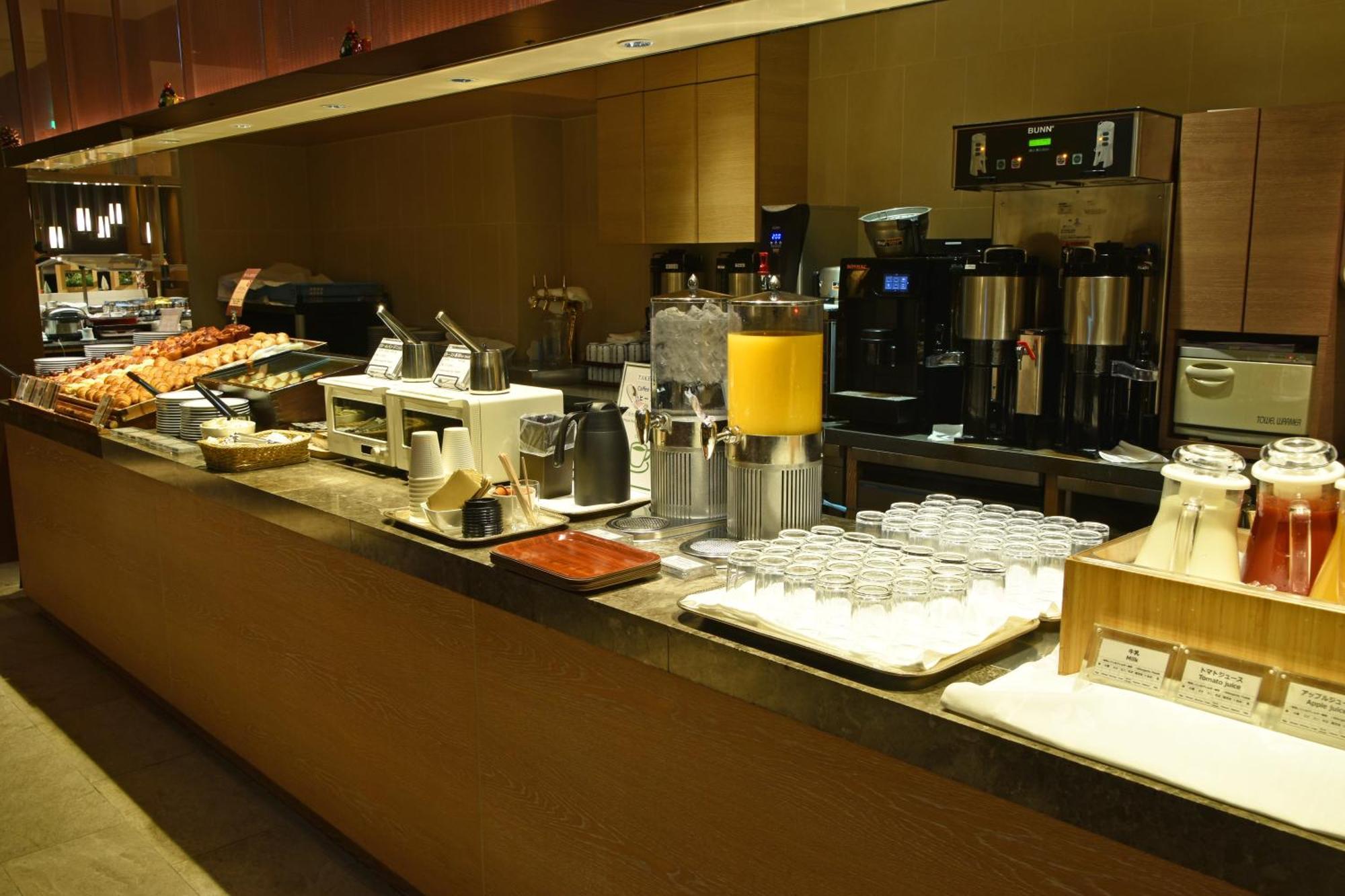فندق أوكروا فوكوكا المظهر الخارجي الصورة A buffet at a hotel