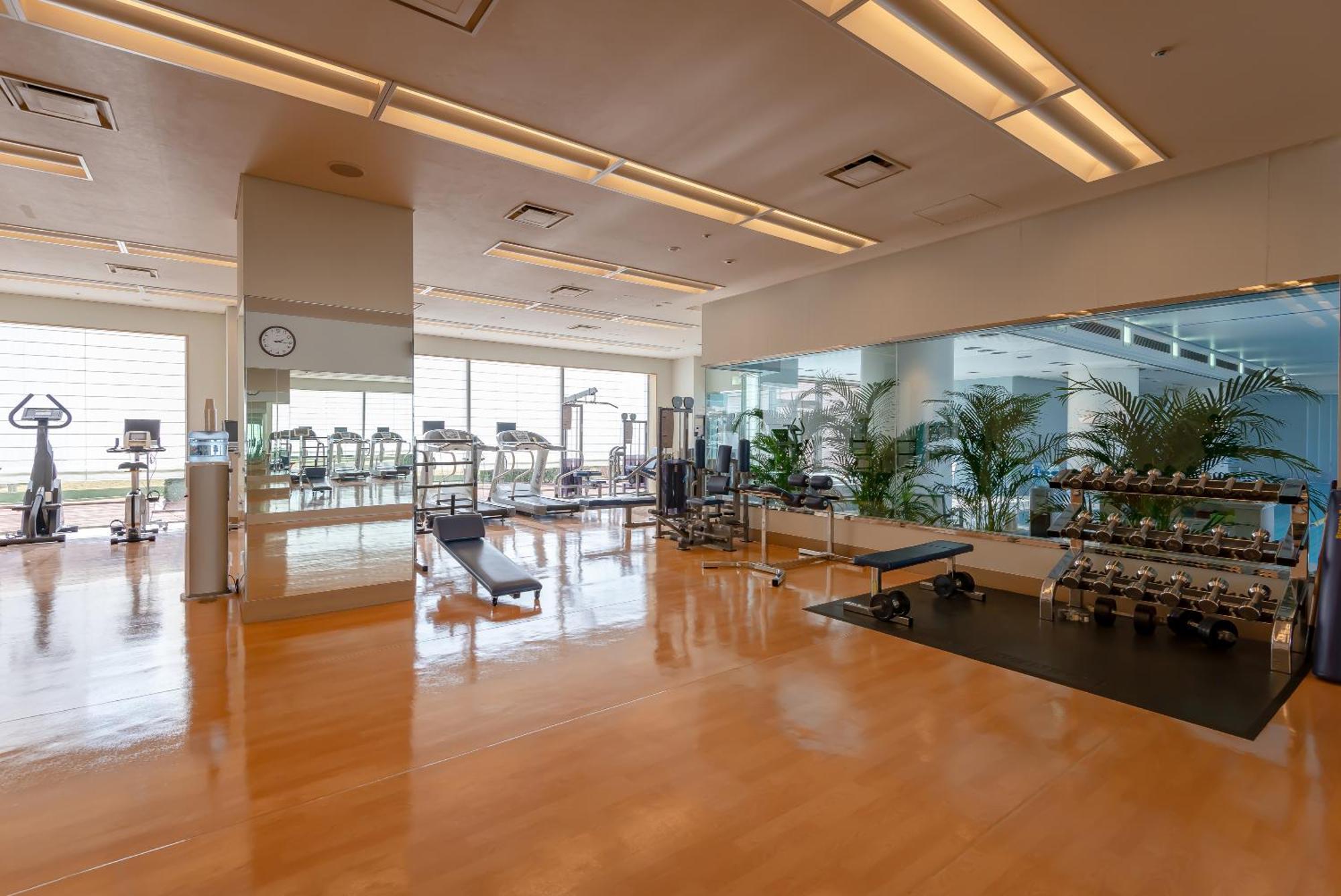 فندق أوكروا فوكوكا المظهر الخارجي الصورة The gym at the Ritz-Carlton, Osaka