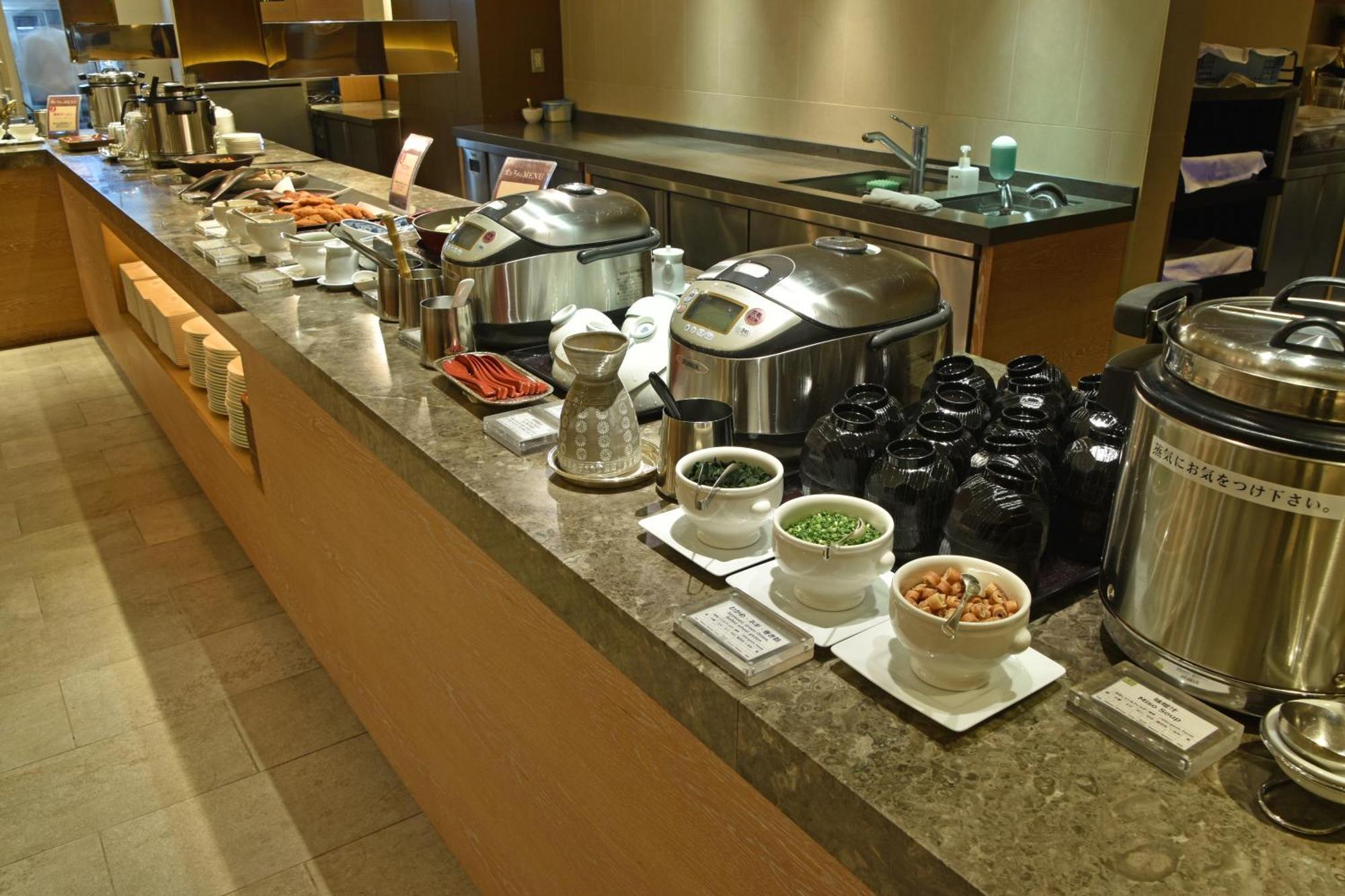 فندق أوكروا فوكوكا المظهر الخارجي الصورة A buffet at a hotel
