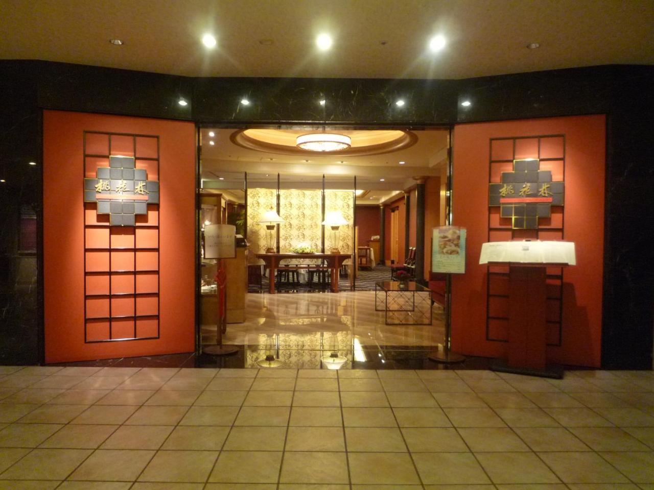 فندق أوكروا فوكوكا المظهر الخارجي الصورة Entrance to the spa at the Mandarin Oriental, Singapore