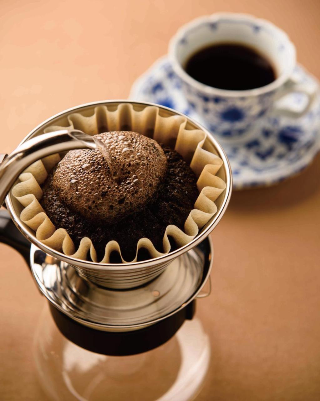 فندق أوكروا فوكوكا المظهر الخارجي الصورة Coffee being brewed with a Kalita coffee filter